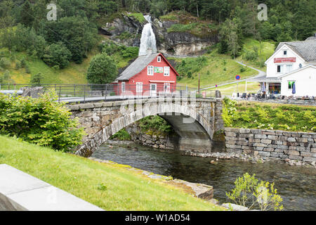 Steinsdalselva steinsdals Brücke über den Fluss in Geilo, Norwegen, mit Steinsdalsfossen Wasserfall im Hintergrund. Stockfoto