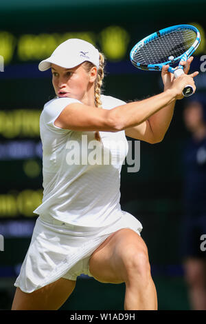 Yulia Putintseva Kasachstans während der Frauen singles Match der ersten Runde der Wimbledon Lawn Tennis Championships gegen Naomi Osaka in Japan an der All England Lawn Tennis und Croquet Club in London, England am 1. Juli 2019. Quelle: LBA/Alamy leben Nachrichten Stockfoto