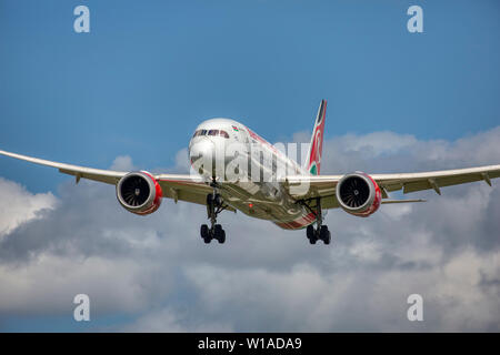 London, Großbritannien. 30. Juni 2019. 5 Y-KZG Kenya Airways Boeing 787-8 dreamliner fotografiert um 15:36 am Sonntag, den 30. Juni 2019, Minuten früher ein stowaway fiel von diesem Flugzeug und der Körper wurde in einem Clapham Garten gefunden, London Quelle: Nigel Blake/Alamy leben Nachrichten Stockfoto