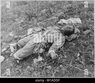 Eine chinesische Soldaten, die Marines der 1st Marine Division in Korea getötet beim Angriff auf Hill 1051, auf Kari San Berg. Durch die Unterstützung aus der Luft getötet.; Allgemeine Hinweise: Verwenden Sie Krieg und Konflikt Nummer 1506 bei der Bestellung eine Reproduktion oder Anforderung von Informationen zu diesem Bild. Stockfoto