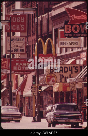 Ein paar Blocks von der Nicollet Mall ist HENNEPIN AVENUE EHEMALS DER INNENSTADT HAUPTSTRASSE. Es ist jetzt eine bunte Sammlung von NEON SIGNS WERBUNG UNTERHALTUNGSANGEBOTEN Stockfoto