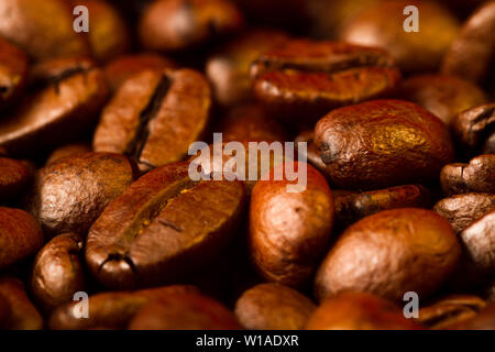 Makro aus gerösteten Kaffeebohnen in warmes Licht Stockfoto