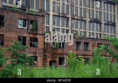 Eine alte Ruine Ziegel Gebäude. Post-apokalyptische Sicht mit einer vergessenen Industrie Bau. Stockfoto