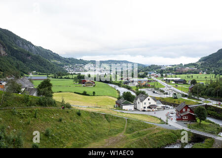 Die Steinsdalselva River Valley in Richtung der Stadt Fister und den Hardangerfjord in Hordaland County, Norwegen suchen. Stockfoto