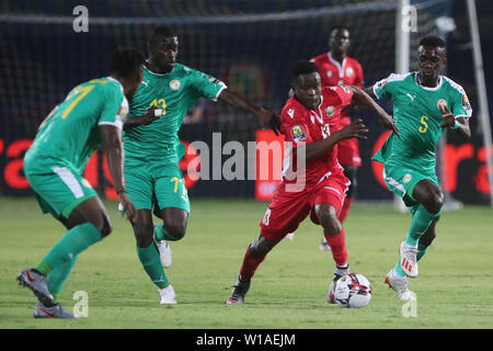 Kairo, Ägypten. 01. Juli, 2019. Kenia und Senegal Spieler kämpfen um den Ball während der 2019 Afrika Cup Gruppe C Fußballspiel zwischen Kenia und Senegal am 30. Juni Stadion. Credit: gehad Hamdy/dpa/Alamy leben Nachrichten Stockfoto