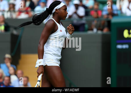 London, Großbritannien. 01. Juli, 2019. Wimbledon Tennis Turnier, Tag 1; feiert als bricht sie Venus Williams (USA) dienen der Credit: Aktion Plus Sport Bilder/Alamy leben Nachrichten Stockfoto