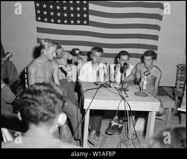 Eine Gruppe von Kriegsgefangenen durch die Presse bei Freedom Village, Korea interviewt, stolz ihr Lager Maskottchen Oscar ein Haustier Magpie. Nach rechts: Cpl. Edward F. Beck, 604 Conroy St., Cincinnati, Ohio; Sgt. Frederick C. Brockmays, 514 N. Butler Blvd., Lansing, Michigan, Cpl. James H. Sweeny, 2021 Ethel St., Waco, Texas; Pfc. Joseph Junear, Rt. 1, Box 99, Cottonport, La und Cpl. Rodney C. Scott, Mt. Carbon, West Virginia. Stockfoto