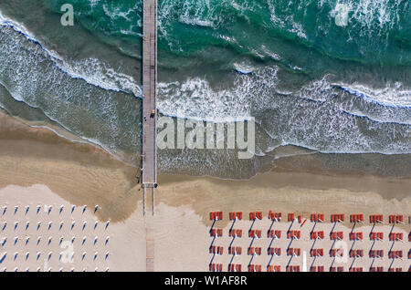 Holz Brücke im klaren, blauen Meer oder Ozean von Drone aussehen wie Himmel oder Paradies Stockfoto