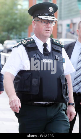 Neue psni Chief Constable Simon Byrne auf einem Spaziergang über im East Belfast an seinem ersten Tag im Amt. Stockfoto