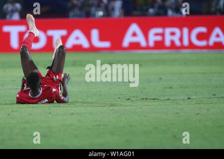 Kairo, Ägypten. 01. Juli, 2019. In Kenia ist Michael Olunga in Aktion während der 2019 Afrika Cup Gruppe C Fußballspiel zwischen Kenia und Senegal am 30. Juni Stadion. Credit: gehad Hamdy/dpa/Alamy leben Nachrichten Stockfoto