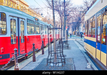 Wien, Österreich - 18. FEBRUAR 2019: Die zahlreichen Linien zu unterschiedlichen Zielorten bieten Wien Straßenbahn wachsende Popularität unter den anderen öffentlichen Verkehrsmitteln Stockfoto