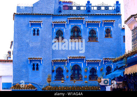 CHEFCHAOUEN, MAROKKO - April 24, 2019: Bunte marokkanische Stoffen und handgefertigte Souvenirs auf der Straße in die blaue Stadt Chefchaouen, Marokko, Afrika. Stockfoto