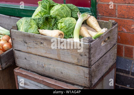 Holzkiste mit frischem Gemüse - ohne Verpackung oder Kunststoff Stockfoto