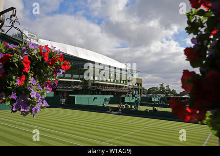 London, Großbritannien. 01. Juli, 2019. Center Court, die Wimbledon Championships 2019, 2019 Quelle: Allstar Bildarchiv/Alamy Live News Credit: Allstar Bildarchiv/Alamy leben Nachrichten Stockfoto