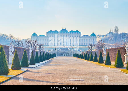 Wien, Österreich - 18. FEBRUAR 2019: Die riesigen Oberen Belvedere Palace mit geschnitzten Brunnen durch den Winter Morgen Dunst gesehen wird, am 18. Februar in V Stockfoto