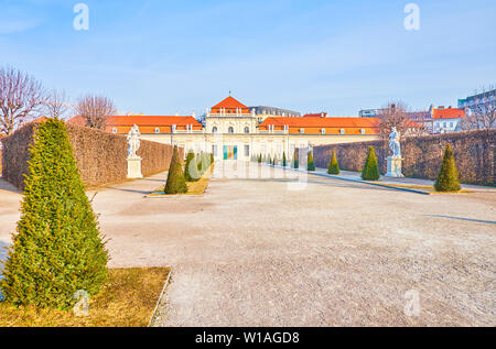 Wien, Österreich - 18. FEBRUAR 2019: Die morgendlichen Spaziergang in der herrlichen Belvedere Garten und schön getrimmte genießen Sie Büsche und Bäume im Französischen sty Stockfoto