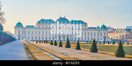 Wien, Österreich - 18. FEBRUAR 2019: Schloss Belvedere ist eine der berühmtesten Wahrzeichen Wiens und der beste Platz für morgendliche Spaziergänge, auf F Stockfoto