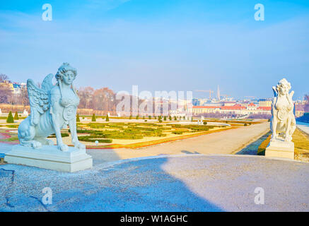 Wien, Österreich - 18. FEBRUAR 2019: Die zwei Skulpturen von Sphinx in Belvedere komplexe bewachen den Eingang zum Garten, am 18. Februar in Wien Stockfoto