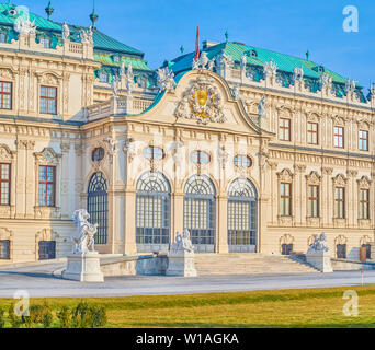 Wien, Österreich - 18. FEBRUAR 2019: Die herrlichen oberen Schloss Belvedere mit Armorial achievement von Prinz Eugen von Savoyen gekrönt auf seine wichtigsten Po Stockfoto