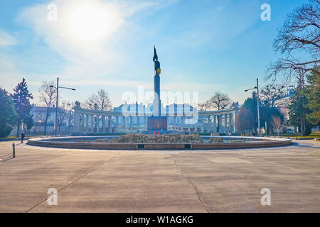 Wien, Österreich - 18. FEBRUAR 2019: Die hohe Säule mit Abbildung eines Roten Armee Soldat und Halbkreisförmigen weißen Marmor Kolonnaden des sowjetischen Ehrenmals Stockfoto