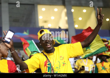 Kairo, Ägypten. 01. Juli, 2019. Senegal Fans jubeln in der steht während der 2019 Afrika Cup Gruppe C Fußballspiel zwischen Kenia und Senegal am 30. Juni Stadion. Credit: gehad Hamdy/dpa/Alamy leben Nachrichten Stockfoto