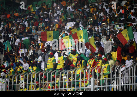 Kairo, Ägypten. 01. Juli, 2019. Senegal Fans jubeln in der steht während der 2019 Afrika Cup Gruppe C Fußballspiel zwischen Kenia und Senegal am 30. Juni Stadion. Credit: gehad Hamdy/dpa/Alamy leben Nachrichten Stockfoto