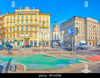 Wien, Österreich - 18. Februar 2019: Der belebten Kreuzung auf dem Schwarzenbergplatz, mit schönen Bauten auf dem Hintergrund, am 18. Februar in Vienn Stockfoto