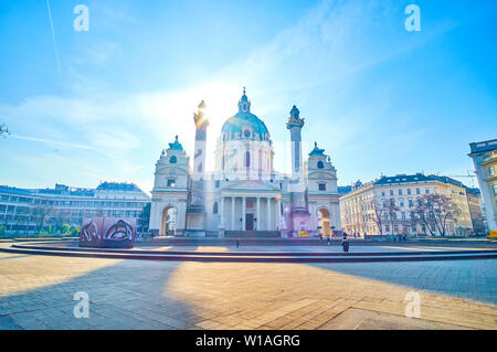 Wien, Österreich - 18. FEBRUAR 2019: Karlskirche ist ein schönes Beispiel der Wiener Barock, am Karlsplatz entfernt, am 18. Februar in Stockfoto