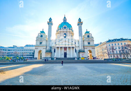 Wien, Österreich - 18. FEBRUAR 2019: Die Karlskirche mit seinen geschnitzten hohen römischen Stil Spalten ist das Wahrzeichen am Karlsplatz, auf Stockfoto