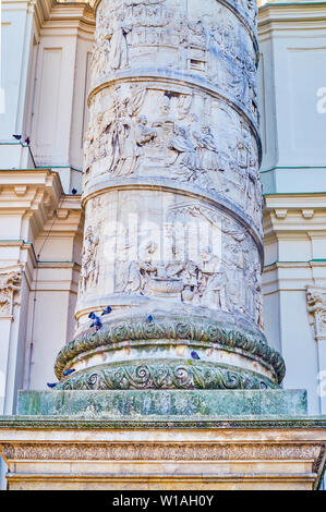Wien, Österreich - 18. FEBRUAR 2019: Die geschnitzten calumn der Karlskirche zeigt die Szenen aus dem Leben des hl. Karl Borromäus, der am 18. Februar in Vien Stockfoto
