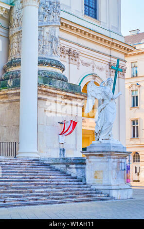 Wien, Österreich - 18 Februar, 2019: Die schöne geschnitzte Engel an der Treppe des Eingang der Karlskirche gelegen, am 18. Februar in Wien. Stockfoto