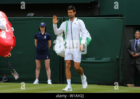 London, Großbritannien. 01. Juli, 2019. Novak Djokovic Spaziergänge auf dem Center Court, Serbien, 2019 Credit: Allstar Bildarchiv/Alamy Live News Credit: Allstar Bildarchiv/Alamy leben Nachrichten Stockfoto