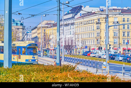 Wien, Österreich - 18. Februar 2019: Der Retro-stil Straßenbahnfahrten entlang der Resselpark und geht zum Karlsplatz, am 18. Februar in Wien. Stockfoto