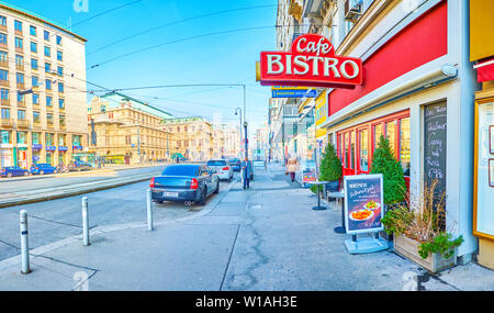 Wien, Österreich - 18. FEBRUAR 2019: Das kleine Bistro mit Tischen im Freien auf der Kärntner Straße ist eines der wenigen Cafes auf der Straße traditio bietet Stockfoto