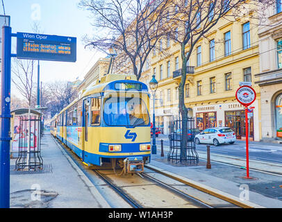 Wien, Österreich - 18. Februar 2019: Der Retro-stil blaue Straßenbahn hält an der Haltestelle auf der Ringstraße, am 18. Februar in Wien. Stockfoto