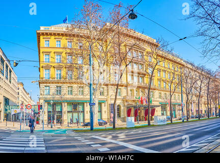 Wien, Österreich - 18. FEBRUAR 2019: Das riesige Gebäude des Hotel Bristol, eines der ältesten und Luxus in der Stadt, auf der Ringstraße, auf F Stockfoto