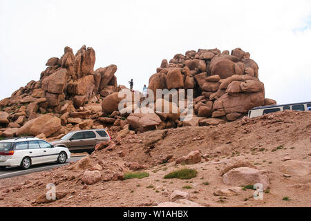 Berglandschaft mit Felsformationen, Autos und Menschen auf einer Sommer oder Frühling Stockfoto