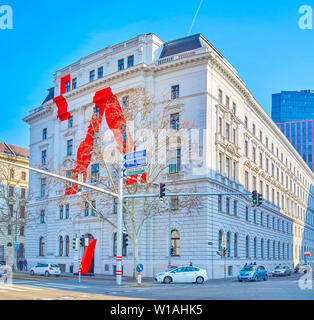 Wien, Österreich - 18. FEBRUAR 2019: Die Fassade der historischen Bibliothek der Universität für Angewandte Kunst mit ungewöhnlichen, modernen Einrichtung, am 18. Februar Stockfoto