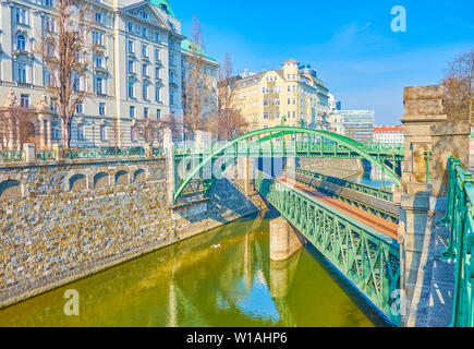 Die malerische Brücken über Wien Fluss, den gewölbten pedestria Zollamtsstegand der unteren Zollamtsbrücke Eisenbahn, Wien, Österreich Stockfoto