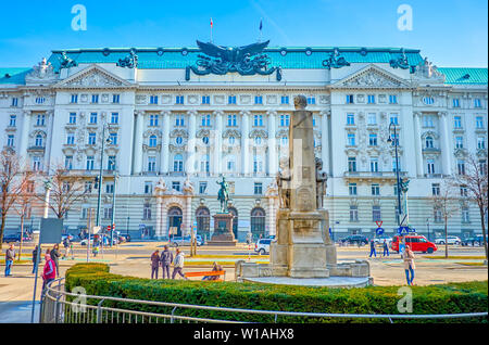 Wien, Österreich - 18. FEBRUAR 2019: Fassade des historischen Regierung Gebäude, ehemalige Kriegsministerium mit Radetzky Reiterdenkmal und das Denkmal von Geo Stockfoto