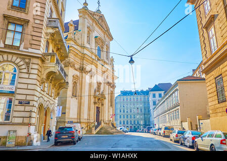 Wien, Österreich - 18. FEBRUAR 2019: Die ruhige Straße in der Altstadt mit historischen Bauten und der Kirche St. Maria Rotunda, am 18. Februar in Wien. Stockfoto