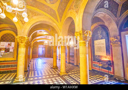 Wien, Österreich - 18. FEBRUAR 2019: Die gewölbte Eingang Flur der Griechisch-orthodoxen Kirche der Heiligen Dreifaltigkeit, am 18. Februar in Wien. Stockfoto