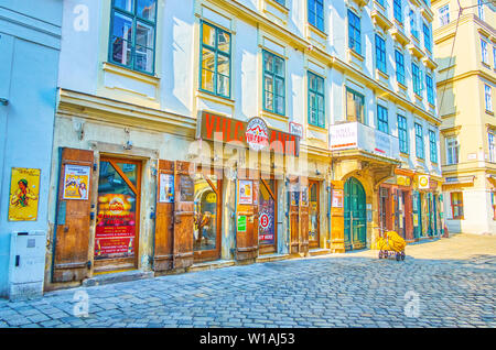 Wien, Österreich - 18. FEBRUAR 2019: Die außergewöhnliche Fassade des Pub und Vulcania mit alten Tür fensterläden eingerichtet, am 18. Februar in Wien. Stockfoto