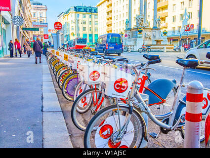 Wien, Österreich - 18. FEBRUAR 2019: Die Linie der kommunalen Fahrräder ausleihen, am besonderen Ort geparkt in Hoher Markt (Markt), am 18. Februar Stockfoto