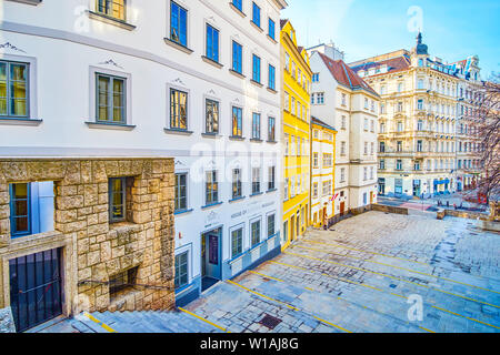 Wien, Österreich - 18. FEBRUAR 2019: Die mittelalterliche Am Gestade Bereich in der alten Stadt mit großen Treppen und historischen Villen auf it-Seite, führen zu neueren Stockfoto