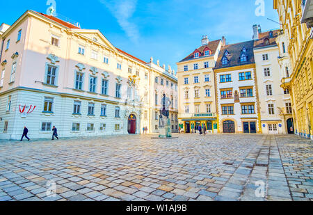 Wien, Österreich - 18. FEBRUAR 2019: Die große historische Judenplatz Platz mit schönen Villen und Skulptur von Lessing in der Mitte umgeben. Stockfoto