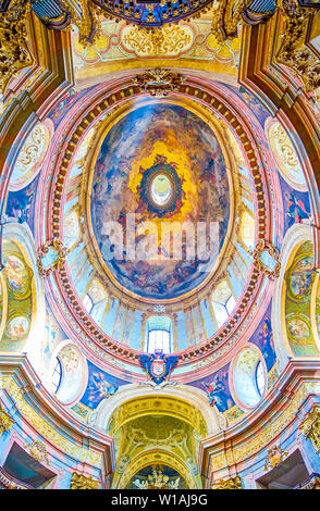 Wien, Österreich - 18 Februar, 2019: Die schöne ovale Form Kuppel von St. Peter's Kirche (Peterskirche) mit wunderschönen Fresken, Krönung Stockfoto