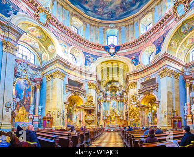 Wien, Österreich - 18. FEBRUAR 2019: Das Panorama des schönen Innenraum von St. Peter's Church (Peterskirche) mit prächtigen Dekorationen in bar Stockfoto