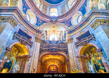 Wien, Österreich - 18. FEBRUAR 2019: Peterskirche besticht durch wunderschöne Pfeifenorgel mit goldenen geschnitzten Verzierungen, auf dem Balkon über der Hauptstraße befindet sich en Stockfoto