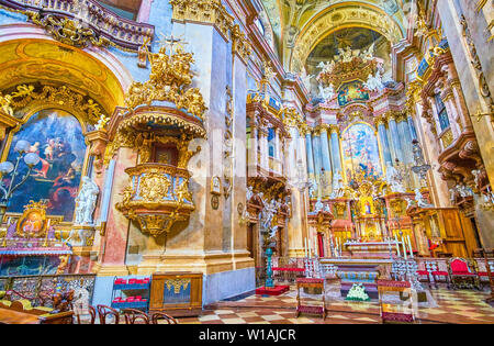 Wien, Österreich - 18. FEBRUAR 2019: der Altar der St. Peter Kirche ist eines der besten Beispiele für den barocken Stil im Interieur, am 18. Februar in Vi Stockfoto